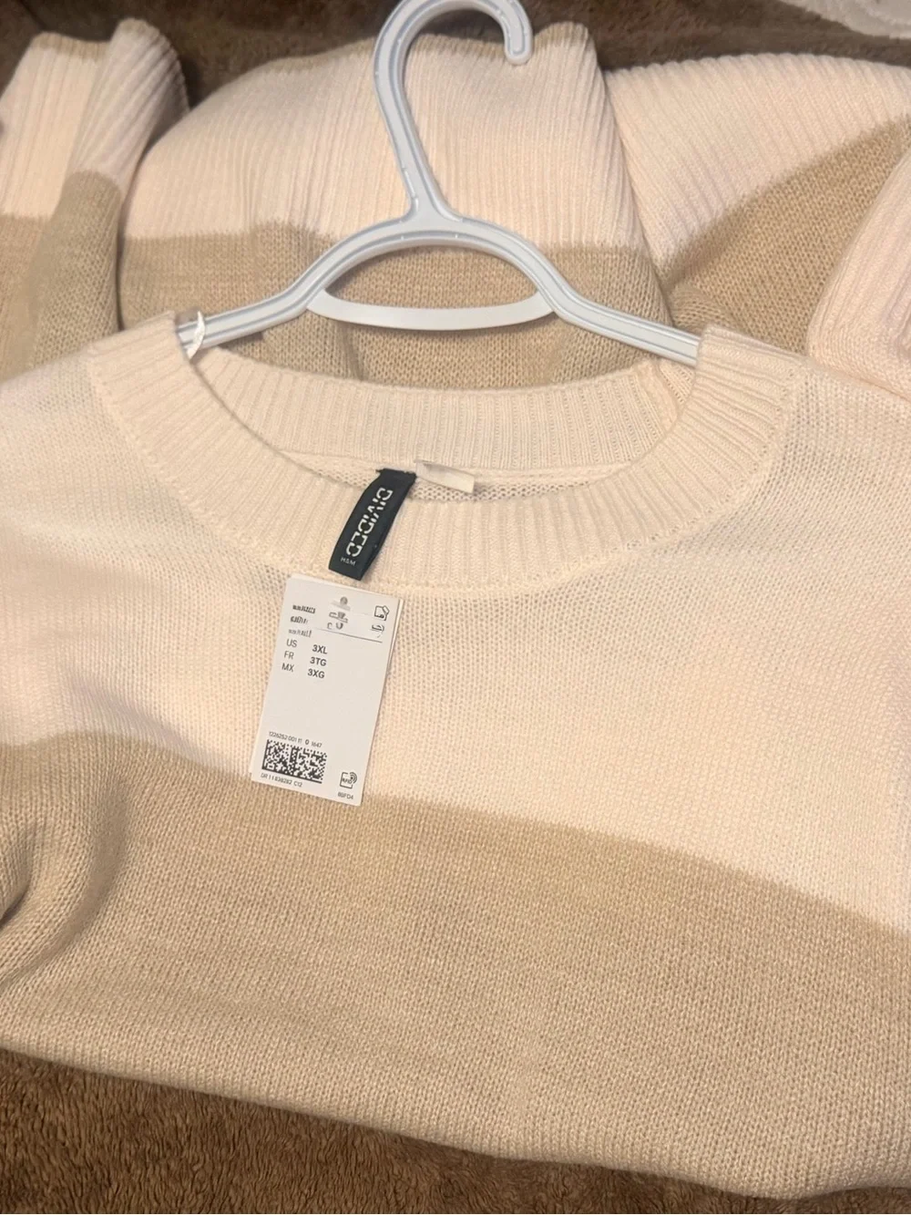 Striped Cream and Tan Sweater
Brand New H&M
Size XXXL but fits like XL - Picture 3 of 3